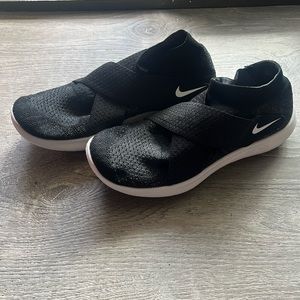 NIKE Black Motion FlyKnit